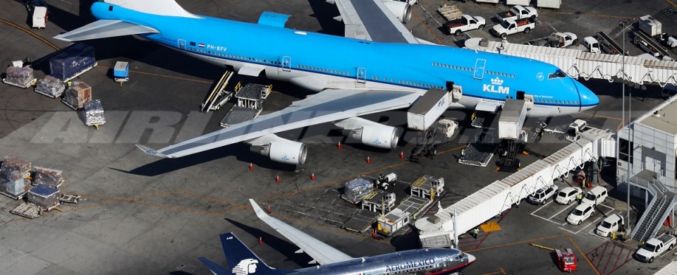 Comparison between a Jumbo Jet and a Boeing 737 at LAX airport